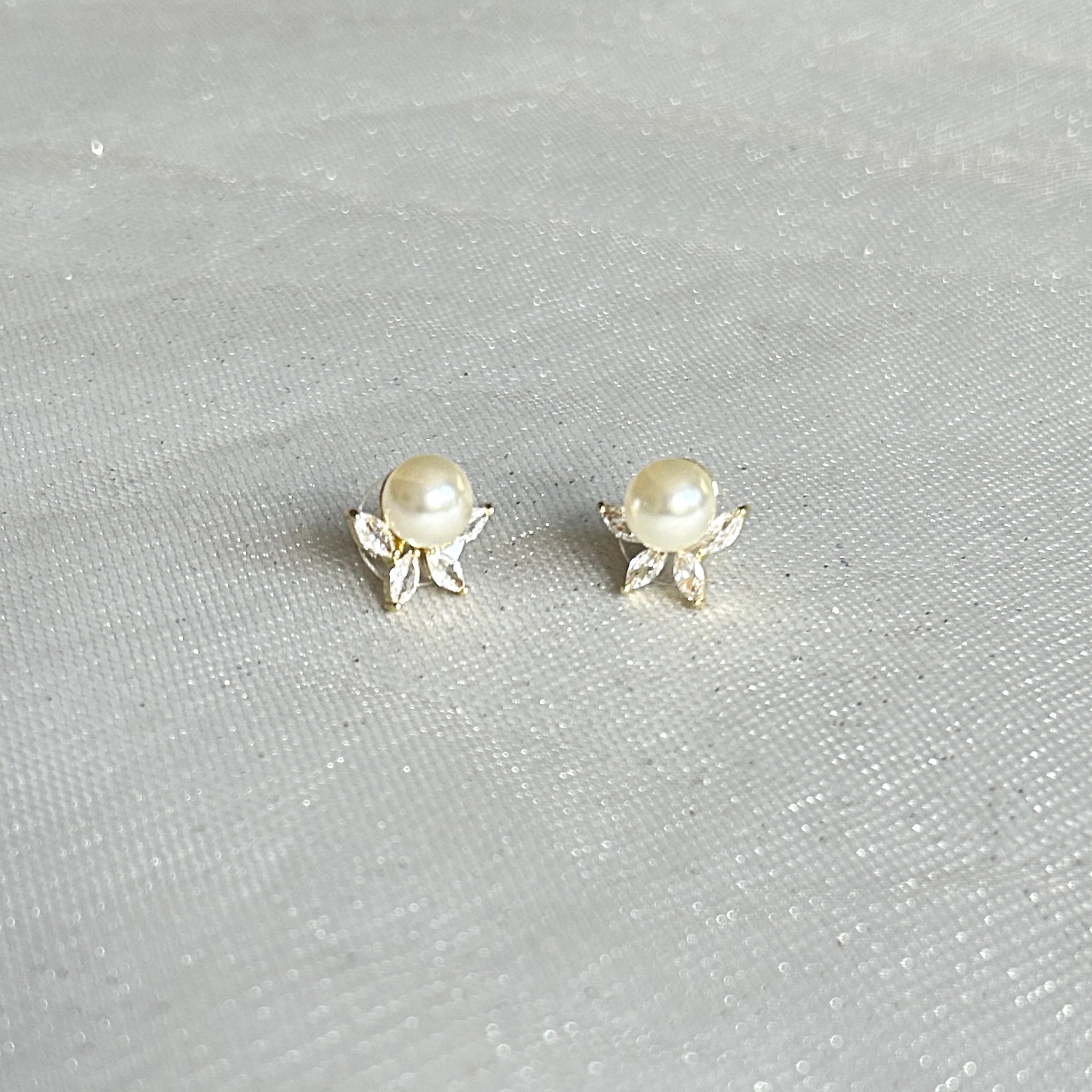 QueenMee Pearl Stud Earrings with Crystal Vintage Inspired Earrings