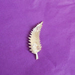 Load image into Gallery viewer, QueenMee Leaf Brooch Fern with Pearl
