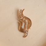 Load image into Gallery viewer, QueenMee Pearl Brooch Gold Pea
