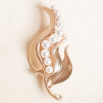 Load image into Gallery viewer, QueenMee Pearl Brooch Gold Pea
