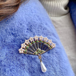 Load image into Gallery viewer, QueenMee Pearl Drop Brooch Fan
