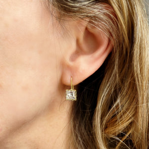 QueenMee Small Drop Earrings Crystal in Gold